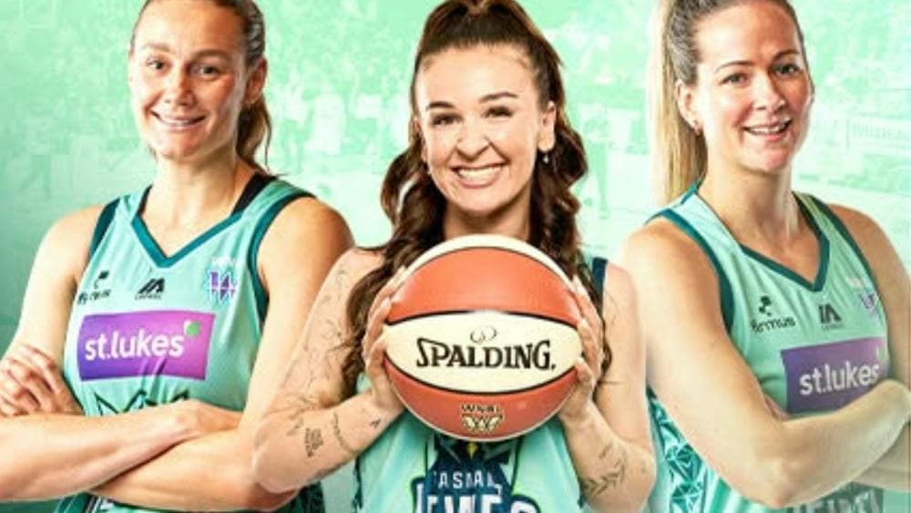 Jewels players with ball