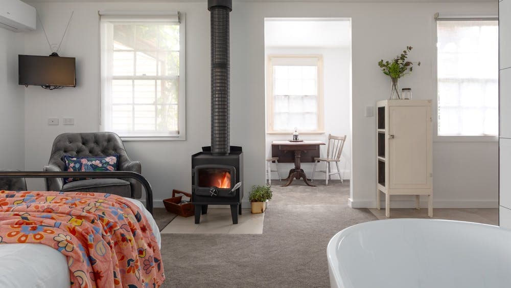 Ironbark studio cottage featuring fireplace and bath